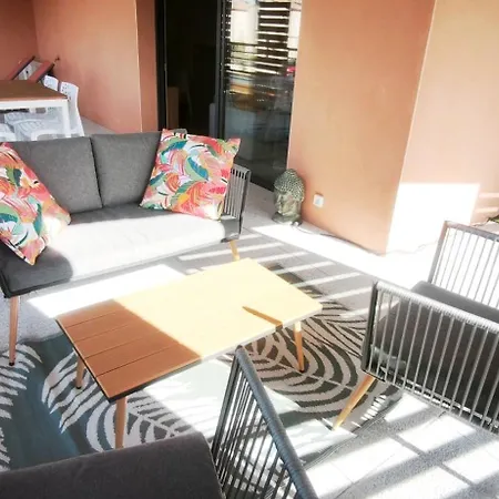 شقة Climatise Avec Spacieuse Terrasse A *