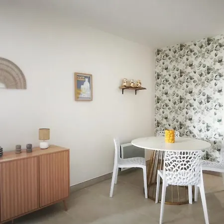 Climatise Avec Spacieuse Terrasse A شقة Uzès