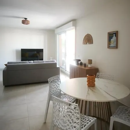 Climatise Avec Spacieuse Terrasse A شقة Uzès